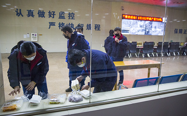 15 準(zhǔn)備就餐的職工，吃到可口的飯菜.jpg