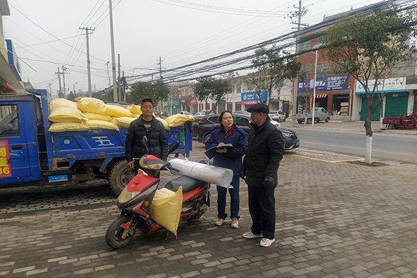 2月10日，尿素銷售人員在武功縣貞元鎮(zhèn)農(nóng)資店門口與農(nóng)戶交流。(副圖）.jpg