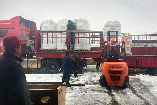 2月12日，物資采供部彬州分部在大雪中卸車，保障物資供應(yīng)(副圖）.jpg