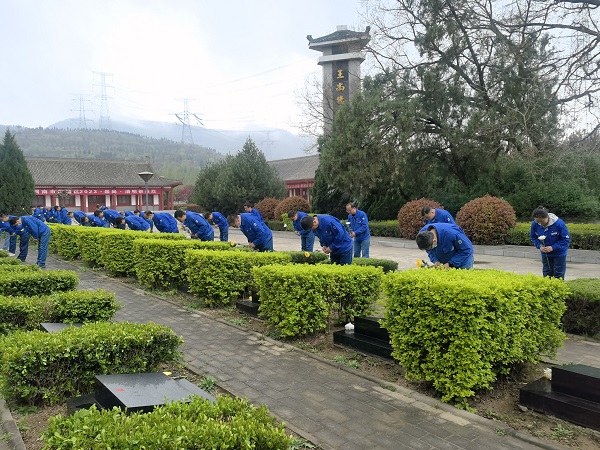 4月3日，全體黨員在烈士園碑區(qū)祭掃陵園、默哀深思.jpg