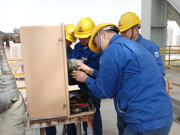 4月6日，空分尿素工段段長郭凱、技術(shù)員張桂芳等人在尿素框架五樓進(jìn)行電纜更換，變送器接線檢維修工作  計控電儀部 馮香妮 攝.jpg