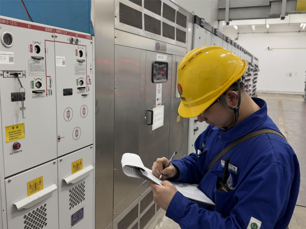 4月27日電氣運行班成員王嘉成在307B輸煤變電所對變壓器溫度和SF6斷路器壓力值進行監(jiān)測(1).png