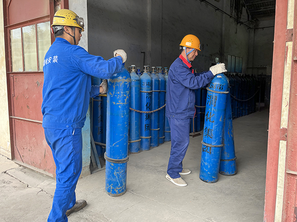 5月4日9：00，合成車間氣瓶站工作人員進(jìn)行作業(yè)   600.jpg