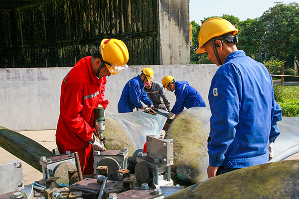 5月13日，李曉峰作業(yè)組檢修風(fēng)機葉片   600.jpg