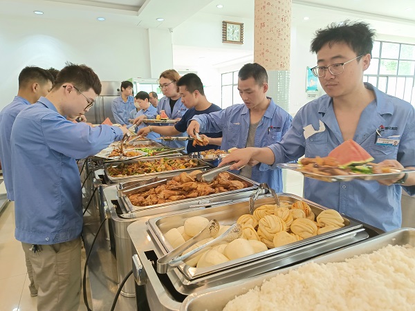 5月15日，檢修人在食堂用餐.jpg