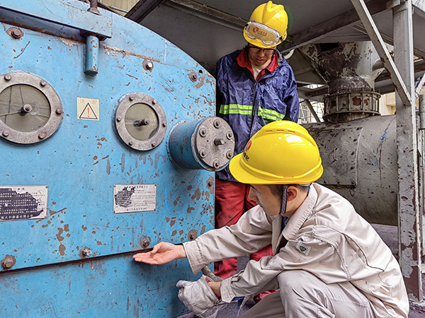 5月16日，動(dòng)力車間三期給煤機(jī)，屈豪正在檢查給煤機(jī)的復(fù)位情況.jpg