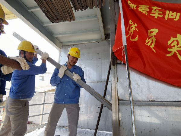 5月初，尿素車間技術(shù)員殷聯(lián)剛清理粒子冷卻器.jpg