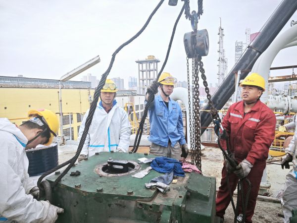 10月17日，檢修人員在煤漿槽上方吊裝減速機(jī).jpg