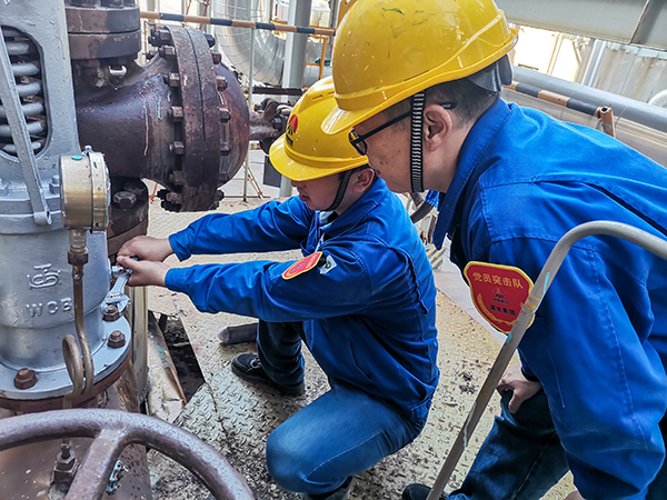 10月20日上午，徐濤和張跟潮在3號(hào)爐定排罐處檢查安全閥安裝質(zhì)量.jpg