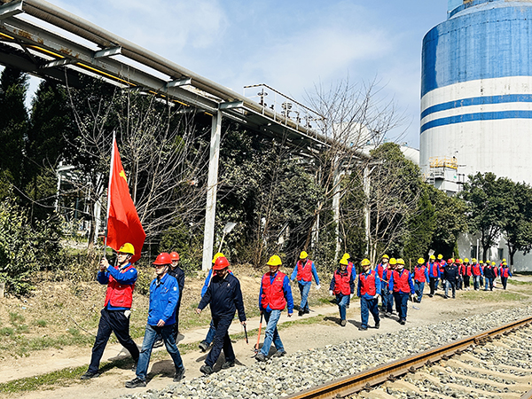 3月20日下午，物料車間黨支部開展了“清除雜草保安全 志愿服務(wù)顯擔(dān)當(dāng)”主題活動，   600.jpg