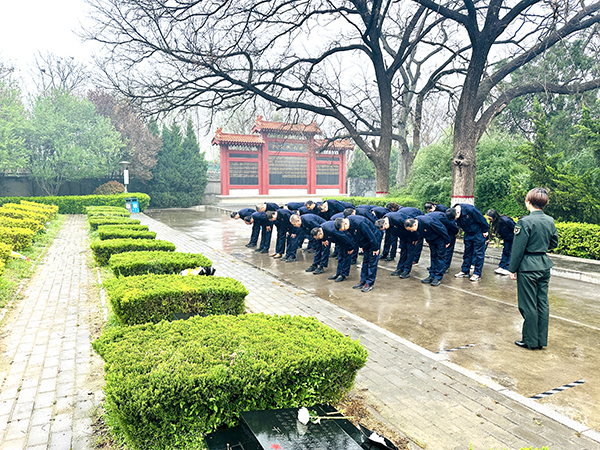 4月2日下午，渭化集團組織黨員代表、團員青年代表走進渭南市臨渭區(qū)王尚德烈士陵園，開展清明節(jié)祭掃活動。烈士紀念碑前默哀鞠躬.JPG