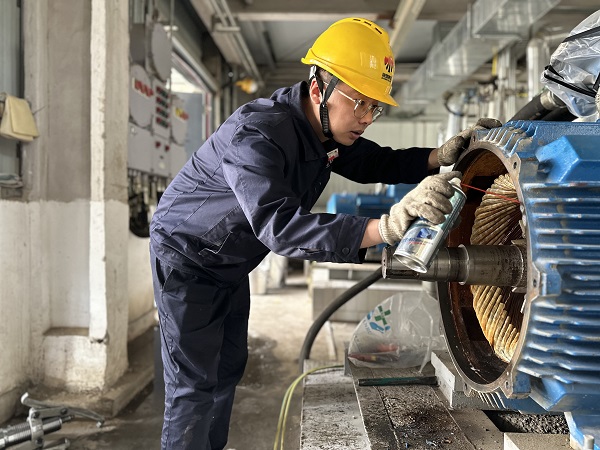 5月7日，檢修人員趙佳偉處理電機(jī)內(nèi)銹跡.jpg