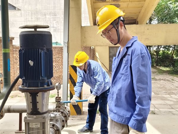 5月11日，尿素車間設備技術員馬強檢查冷卻水泵運行情況 (1).jpg