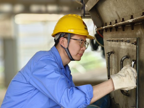 5月11日，尿素車間設備技術員馬強檢查設備螺栓是否松動.jpg