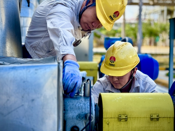 2024年9月，乙二醇車間職工在認(rèn)真檢查機(jī)泵運(yùn)行情況.jpg