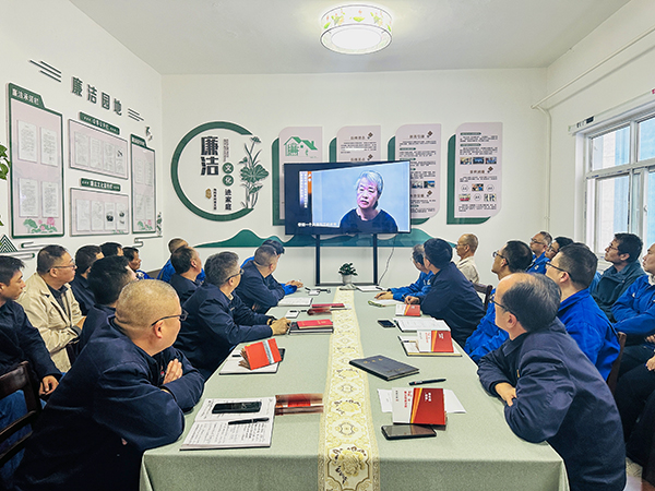 10月21日下午，物料車間黨支部開展了以“敲響廉潔警鐘、繃緊安全之弦、筑牢廉潔安全‘雙防線’”為主題的警示教育活動，--圖為觀看廉潔警示教育專題片.jpg