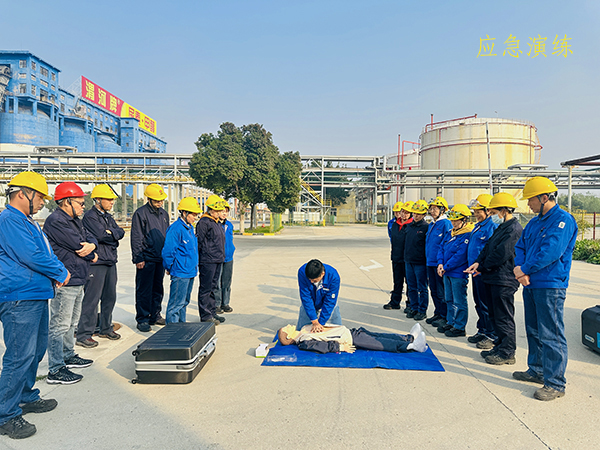 11月8日下午，應(yīng)急救援隊張伯倫為職工進(jìn)行心肺復(fù)蘇操作技能培訓(xùn).jpg