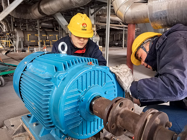 1月20日，檢修三班正在對鍋爐疏水泵電機(jī)進(jìn)行更換1.jpg